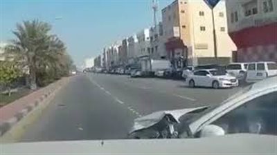 سائق يتسبب في حادث تصادم ٤ سيارات (فيديو)