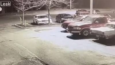 لحظة اعتداء شخص على امرأة وسرقتها (فيديو)