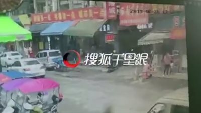 لقطات مروعة للحظة دهس ثلاثة أشخاص ووفاة امرأة حامل (فيديو)