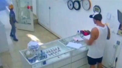 صبي يحاول السطو على محل مجوهرات بمسدس لعبة (فيديو)