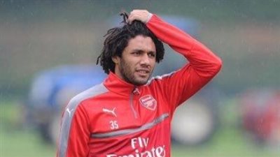 محمد النني على مقاعد أرسنال في مباراة بورنموث