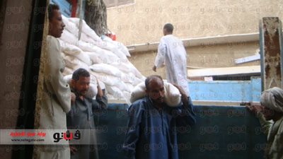 بالفيديو والصور.. توزيع الأرز المدعم على المنافذ التموينية بأسوان