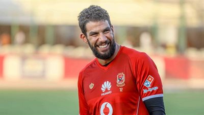 إكرامي يرفض العودة لدكة بدلاء الأهلي.. وصراع مع الشناوي