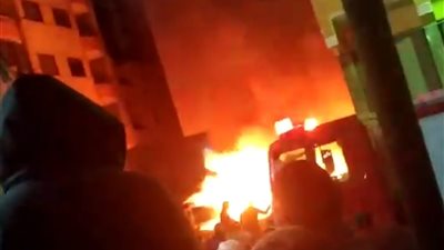 6 سيارات إطفاء للسيطرة على حريق بجراج عشوائي في شبرا الخيمة (صور)