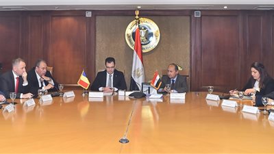 مباحثات مكثفة لوزير الصناعة مع نظيره الروماني لتعزيز التعاون الاقتصادي.. نصار: ترأس مصر ورومانيا للاتحادين الأفريقي والأوروبي يمهد الطريق لتبادل الاستثمارات.. رادو: حريصون على الوجود بالسوق المصري