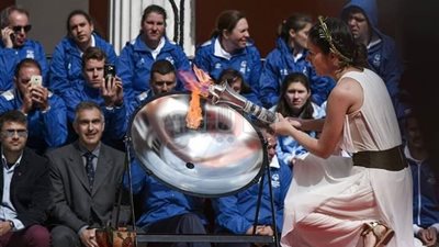 إيقاد شعلة الأمل فوق جبال أولمبيك بأثينا (صور)