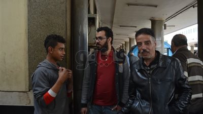 بائع خبز يكشف تفاصيل جديدة عن 90 دقيقة رعبا داخل محطة مصر (صور)
