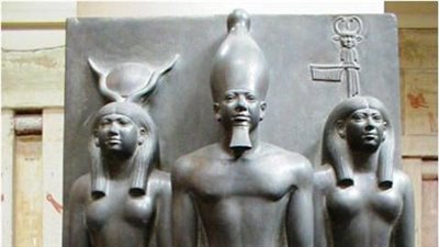 علماء المصريات يدحضون بالحجة تحرك تمثال فرعوني بمتحف 