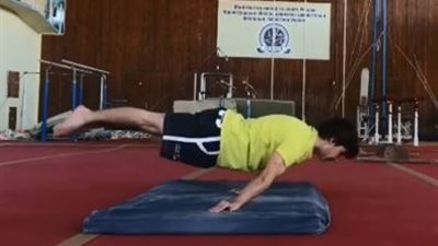 قدرات بدنية مذهلة للاعب جمباز روسي (فيديو)