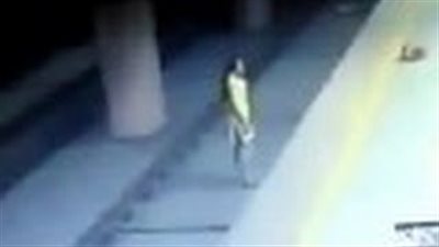 بالفيديو.. شاهد ماذا حدث لفتاة حاولت الانتحار بإلقاء نفسها تحت عجلات «المترو»