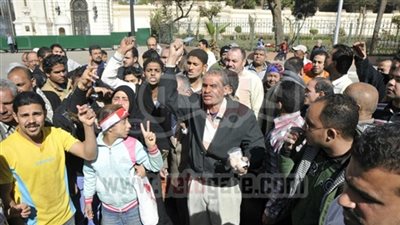 متظاهرو وزارة الدفاع يطلقون الشماريخ منادين بإسقاط النظام