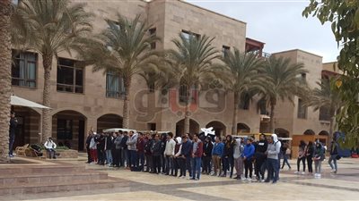 طلاب الجامعة الأمريكية يؤدون صلاة الغائب على شهداء حادث محطة مصر
