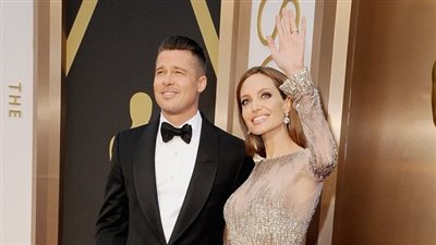 بالصور..براد بيت يغازل أنجلينا جولي على السجادة الحمراء