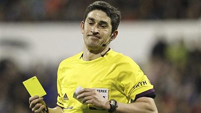 الاتحاد الإسباني يغير حكم مباراة الكلاسيكو بين الريـال وبرشلونة في الليجا