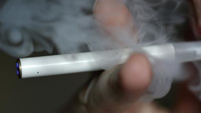 كارثة.. 16 مليون طفل أمريكي يشترون السجائر الإلكترونية قانونيًا