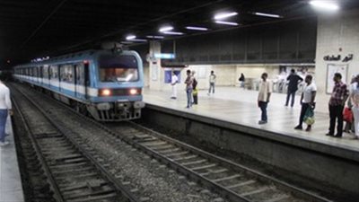 إنقاذ فتاة حاولت الانتحار بإلقاء نفسها أسفل عجلات المترو بمحطة السادات