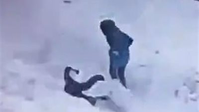 انهيار جليدي يصيب طفلا أمام والدته (فيديو وصور)