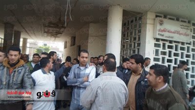 بالفيديو والصور.. إضراب العاملين بـ