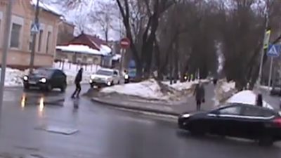 سائق يدهس امرأة ويفر هاربا (فيديو)