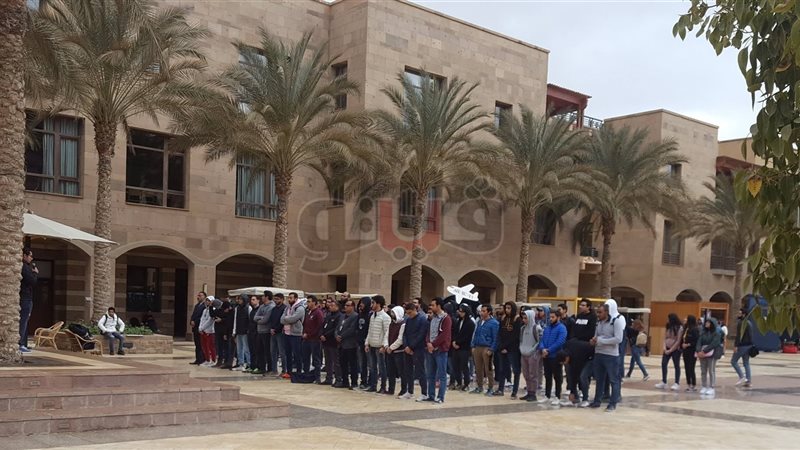 طلاب الجامعة الأمريكية