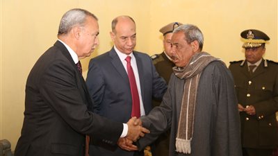 محافظ قنا: إعانة عاجلة لأسرة المجند الشهيد بحادث طريق البحر الأحمر