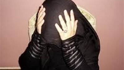 ربة منزل تتهم زوجها العرفي بوضع السم لها في الطعام