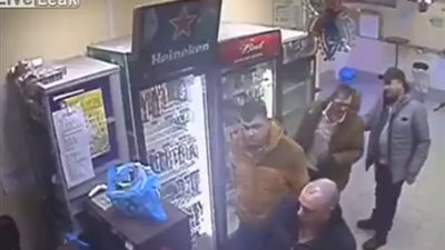 امرأة توجه ضربة قاضية لرجل اعتدى على آخر (فيديو)