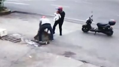 أب ينقذ طفله الرضيع لحظة سقوطه في بالوعة مجاري (فيديو)