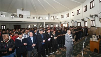 «الخشت» يؤدي صلاة الغائب على أرواح ضحايا حادث محطة مصر بجامعة القاهرة