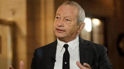 ساويرس عن حادث محطة مصر: مؤهل ومرتب سائق القطار أبو 100 مليون جنيه كام؟