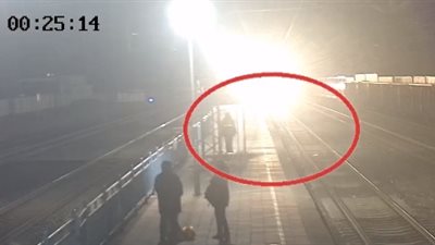 موظف ينقذ امرأة قفزت أمام قطار بالصين (فيديو)