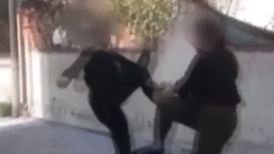 لقطات مرعبة لاعتداء 3 فتيات على زميلتهن وسحلها (فيديو)