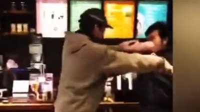 شجار بين عميلين بسبب كوب زجاجي داخل متجر بالصين (فيديو)