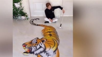 شكل ضفدع يثير دهشة سائحة (فيديو)