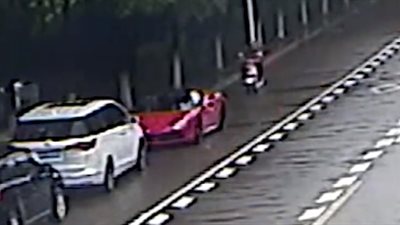 لحظة اصطدام دراجة فتاة بسيارة فيراري (فيديو)