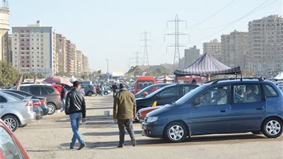 استمرار ركود حركة البيع والشراء بسوق السيارات المستعملة (صور)