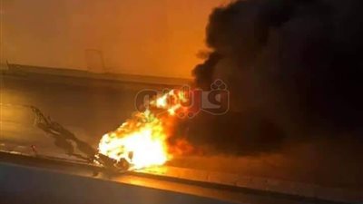 حريق هائل يلتهم سيارة عقب انقلابها بنفق الثورة (فيديو وصور)