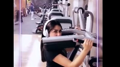 سارة سلامة تمارس التمارين الرياضية في الجيم (فيديو)