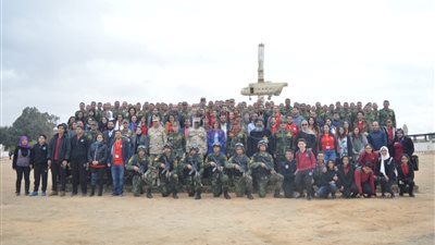 وحدة المظلات تستضيف عددًا من أبناء المصريين في فرنسا