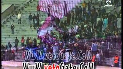 بالفيديو.. مشجع الوداد يطوف الملعب 