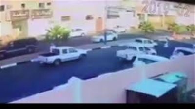 لحظة دهس سائق متهور طالبا أمام مدرسته بالسعودية (فيديو)