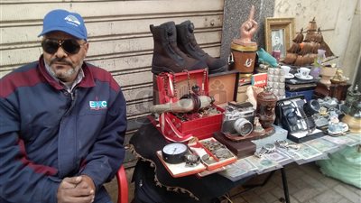 «القديم مفيش أحسن منه».. عم أمير و30 سنة في حب «الأنتيكات» على رصيف الإسكندرية