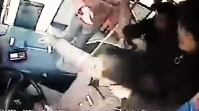 لحظة اعتداء امرأة على سائق حافلة وخنقه بوشاح (فيديو)