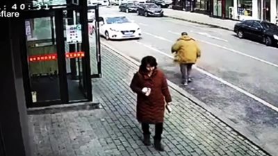 أغبى حيلة لرجل عجوز لابتزاز فتاة للحصول على نقود (فيديو)