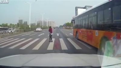 رد فعل امرأة لحظة وقوع حادث مروع أمامها (فيديو)