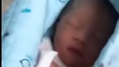 لحظة العثور على طفلة حديثة الولادة في أحد شوارع الصين (فيديو)