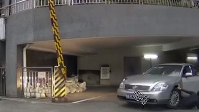 لقطات مروعة لامرأة تتعرض لدهس تحت عجلات سيارتها (فيديو)