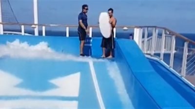 شاب يتعرض لمواقف محرجة أثناء تدريبه ركوب الأمواج (فيديو)