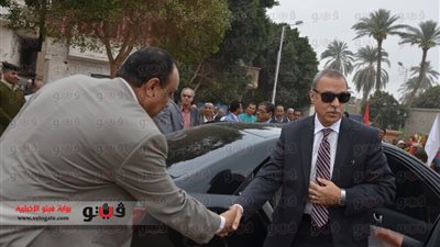 بالفيديو والصور.. محافظ  قنا يضع الزهور على نصب شهداء معركة «البارود»