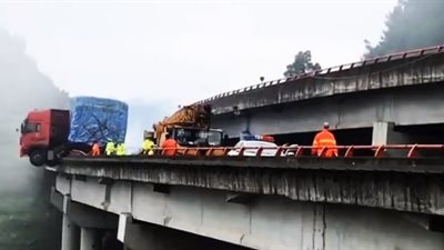 لحظة إنقاذ سائق شاحنة علق فوق حافة جسر يبلغ ارتفاعه 20 مترا (فيديو)